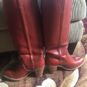 Burgundy Frye Boots size 8.5 in excellent condition